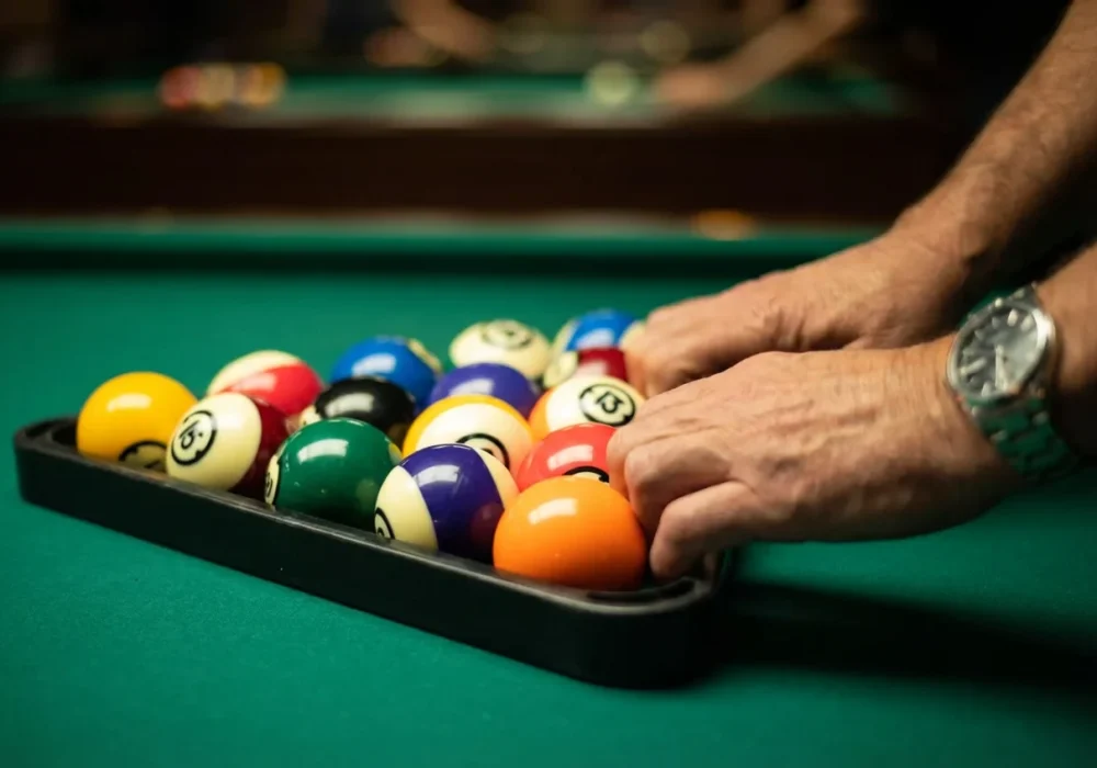 Cách siết chặt giá đỡ bể bơi Người chơi sử dụng ngón tay để đẩy các quả bóng bi-a về phía trước trong giá đỡ, nhằm loại bỏ các khoảng trống để thực hiện cú đánh mở đầu chặt chẽ.